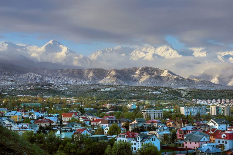 Поездка в Казахстан: россиянам нужен только паспорт, больше 30 дней — регистрация