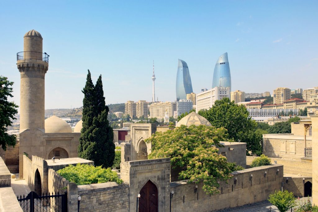 Для посещения Баку россиянам понадобится загранпаспорт
